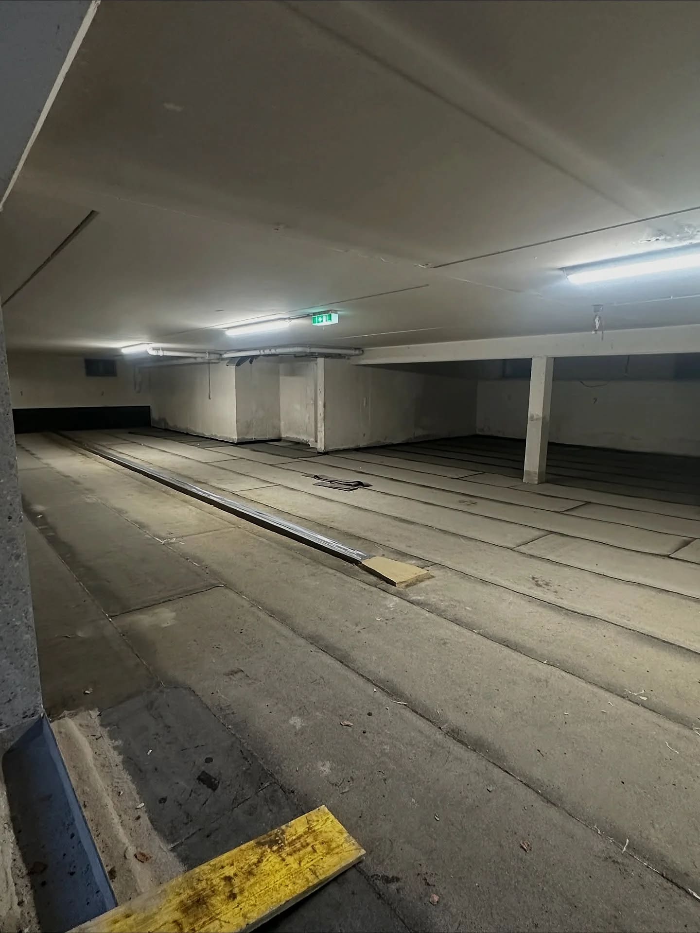 Rohdecke einer Tiefgarage vor Beginn der Arbeiten
